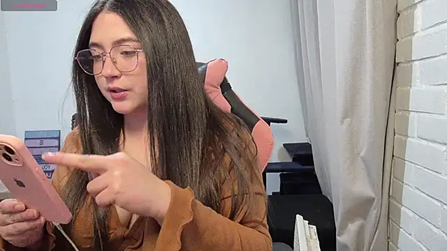 Snapshot of valentinauwu chatting on 05-20-26, 01:35 valentinauwu online show from 05-20-26, 01:35