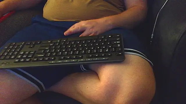 Snapshot of thighguy30 chatting on 10-18-25, 04:03 thighguy30 online show from 10-18-25, 04:03