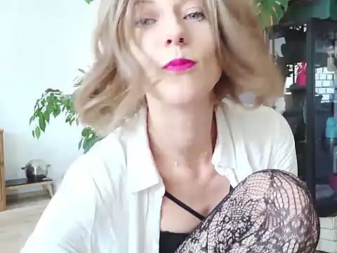 Snapshot of MadMadelin chatting on 10-03-25, 12:39 MadMadelin online show from 10-03-25, 12:39