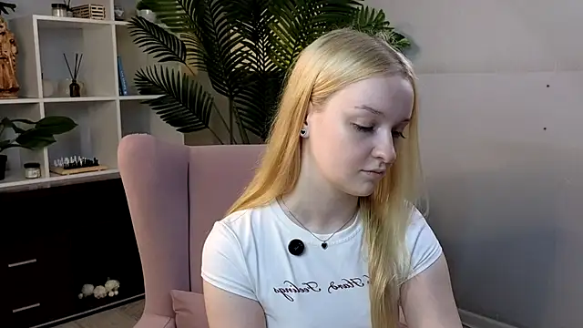 Snapshot of KrishnaSimmons chatting on 09-10-25, 08:35 KrishnaSimmons online show from 09-10-25, 08:35