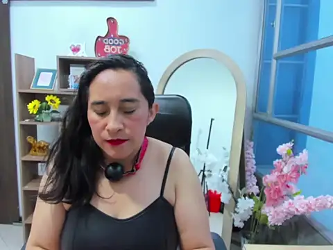 Snapshot of LeilaSmith_ chatting on 09-23-25, 01:29 LeilaSmith online show from 09-23-25, 01:29