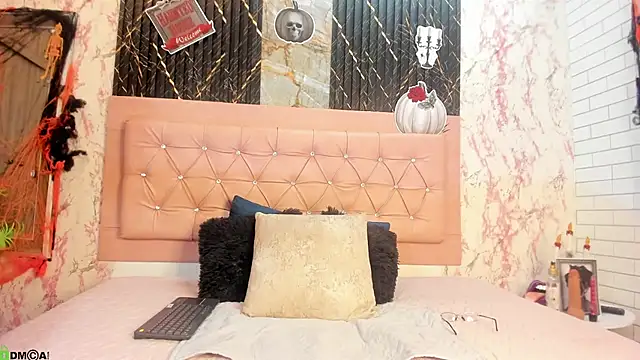 Snapshot of Caroline_daring chatting on 10-21-25, 02:38 Caroline daring online show from 10-21-25, 02:38