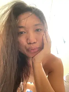 Snapshot of cassie_cakes chatting on 11-18-25, 01:43 cassie cakes online show from 11-18-25, 01:43