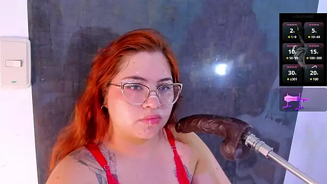Snapshot of alana_glasses chatting on 10-17-25, 12:07 alana glasses online show from 10-17-25, 12:07