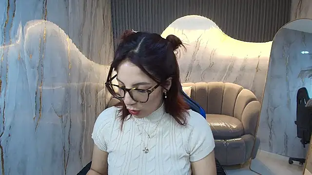 nadia r  online show from 06-19-26, 07:41