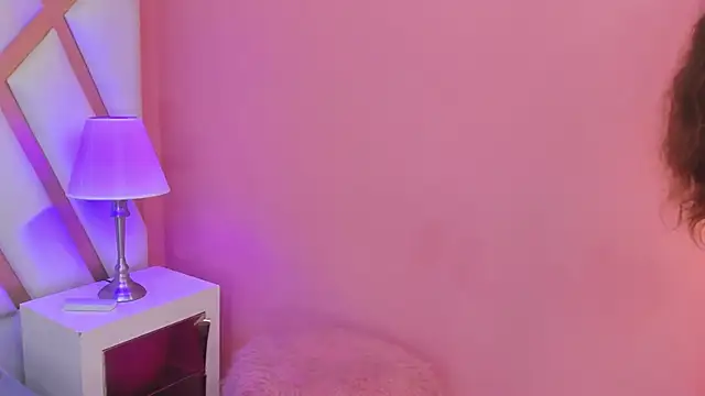 Snapshot of EmmaPetty chatting on 09-13-25, 09:04 EmmaPetty online show from 09-13-25, 09:04