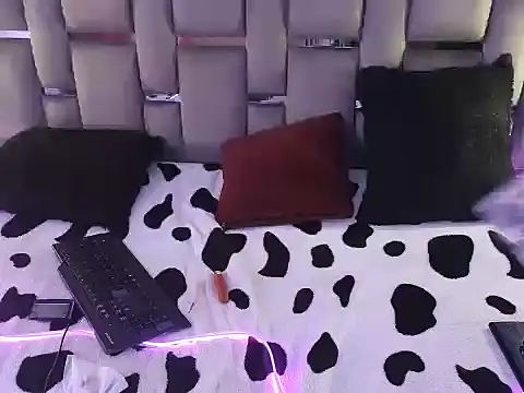 Mia2xsmith online show from 12-17-25, 05:45