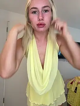 Snapshot of SexySaraxxoo chatting on 05-16-26, 01:32 SexySaraxxoo online show from 05-16-26, 01:32