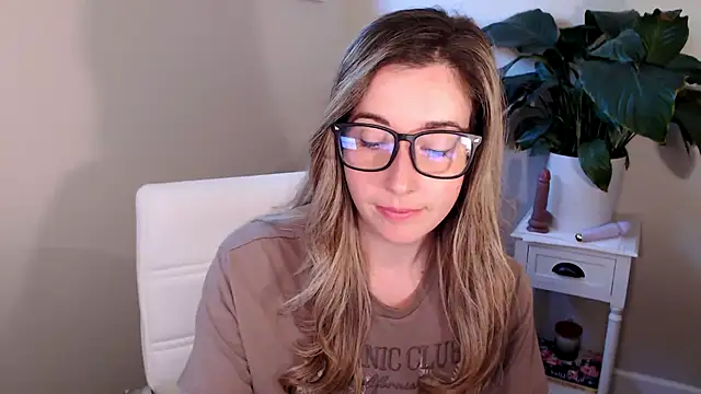 Snapshot of SuggestiveBehavior chatting on 10-06-25, 01:56 SuggestiveBehavior online show from 10-06-25, 01:56