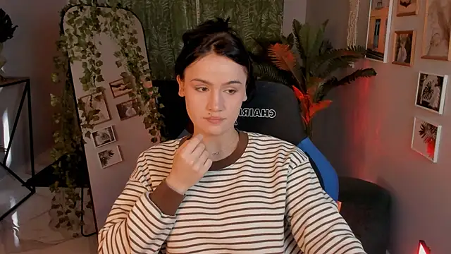 MonicaFarmer online show from 04-15-26, 05:57