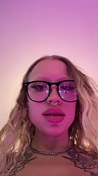 Snapshot of Sugar_Pop chatting on 10-21-25, 05:45 Sugar Pop online show from 10-21-25, 05:45
