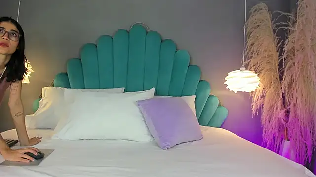 LunaBloomn online show from 10-20-25, 05:02