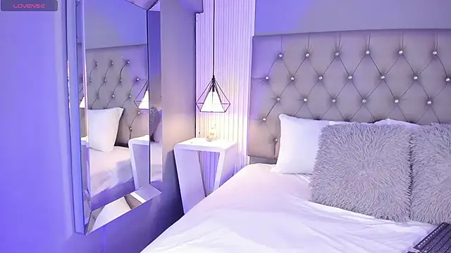 LunaBloomn online show from 12-20-25, 05:05