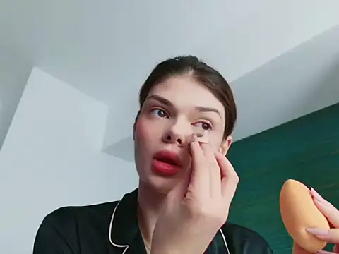 Snapshot of selenatress chatting on 10-17-25, 11:01 selenatress online show from 10-17-25, 11:01