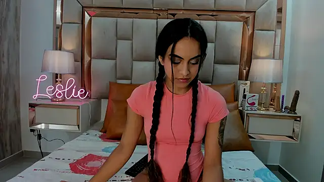 Snapshot of Leslie_Bussh_ chatting on 10-17-25, 07:37 Leslie Bussh online show from 10-17-25, 07:37