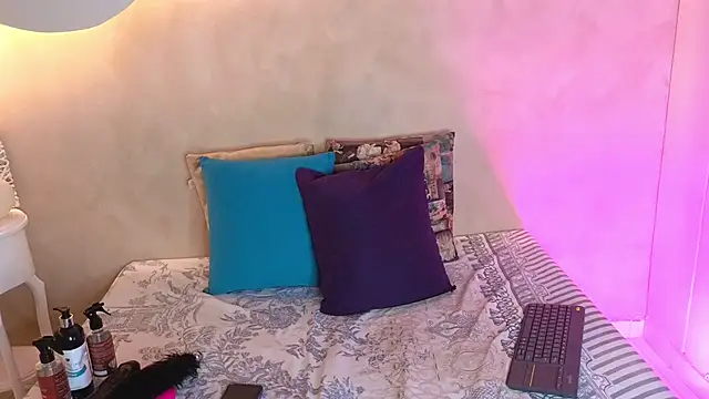 Kloee 12 online show from 06-06-26, 01:49