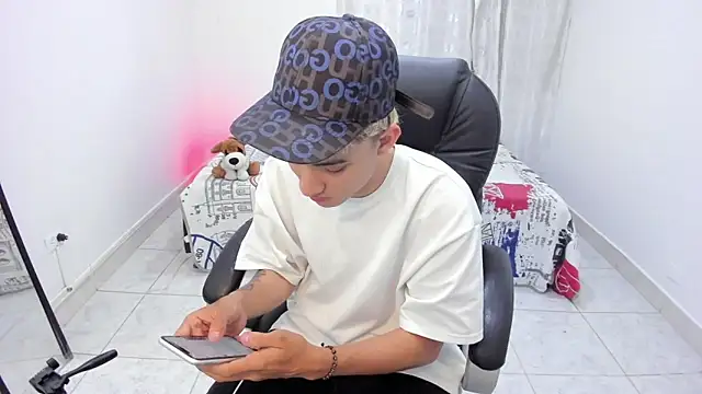 Snapshot of weesley_boy chatting on 09-27-25, 03:34 weesley boy online show from 09-27-25, 03:34