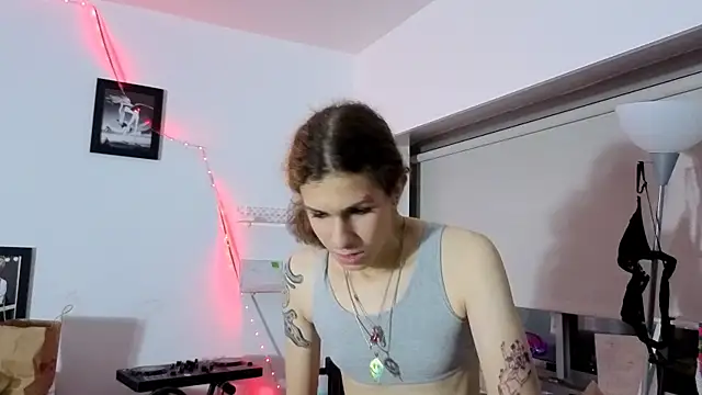 cuddlyavenue online show from 11-18-25, 03:10