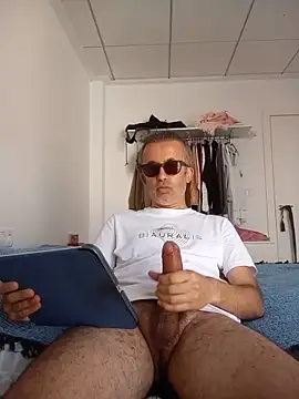 Snapshot of EmilioTaladdro chatting on 06-03-26, 08:26 EmilioTaladdro online show from 06-03-26, 08:26
