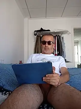 Snapshot of EmilioTaladdro chatting on 05-23-26, 11:09 EmilioTaladdro online show from 05-23-26, 11:09