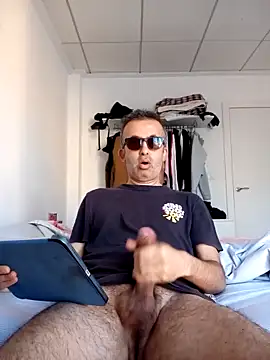 Snapshot of EmilioTaladdro chatting on 05-13-26, 05:36 EmilioTaladdro online show from 05-13-26, 05:36