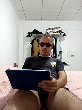 Snapshot of EmilioTaladdro chatting on 05-13-26, 08:16 EmilioTaladdro online show from 05-13-26, 08:16