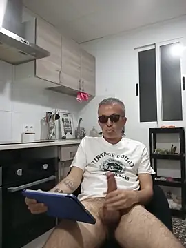 Snapshot of EmilioTaladdro chatting on 05-19-26, 08:27 EmilioTaladdro online show from 05-19-26, 08:27