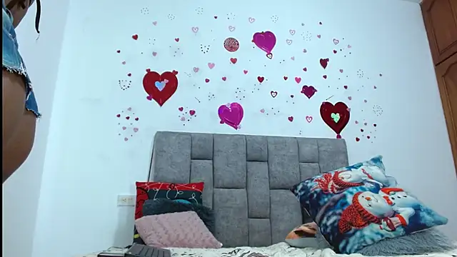 ebony joness online show from 12-14-25, 05:07