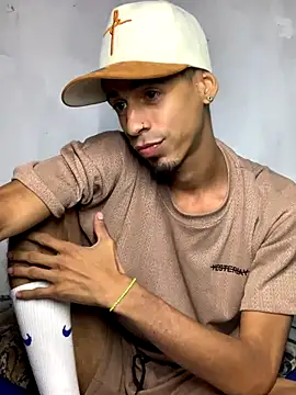 Snapshot of Alexx_1214 chatting on 09-13-25, 02:44 Alexx 1214 online show from 09-13-25, 02:44