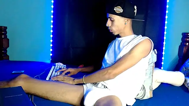 Snapshot of Alexx_1214 chatting on 10-18-25, 04:14 Alexx 1214 online show from 10-18-25, 04:14