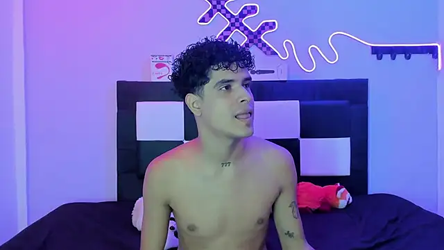 Snapshot of Lucky_boys__X chatting on 05-27-26, 01:40 Lucky boys X online show from 05-27-26, 01:40