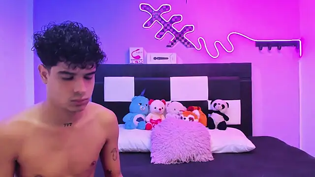 Snapshot of Lucky_boys__X chatting on 05-28-26, 01:06 Lucky boys X online show from 05-28-26, 01:06