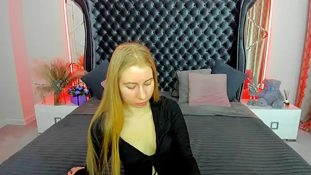 Snapshot of Alina_Blonde chatting on 04-25-26, 05:54 Alina Blonde online show from 04-25-26, 05:54