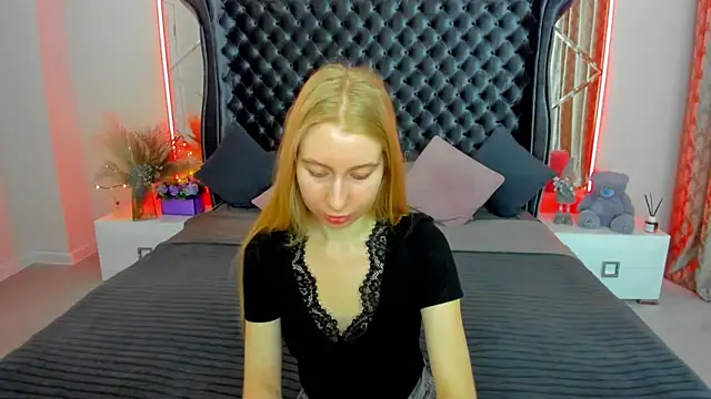 Snapshot of Alina_Blonde chatting on 05-13-26, 05:36 Alina Blonde online show from 05-13-26, 05:36