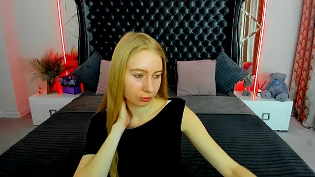 Snapshot of Alina_Blonde chatting on 07-18-26, 06:00 Alina Blonde online show from 07-18-26, 06:00