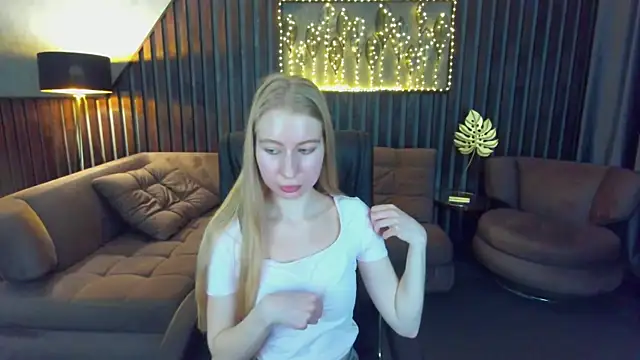 Snapshot of Alina_Blonde chatting on 05-21-26, 11:40 Alina Blonde online show from 05-21-26, 11:40