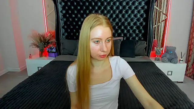 Snapshot of Alina_Blonde chatting on 05-16-26, 06:01 Alina Blonde online show from 05-16-26, 06:01