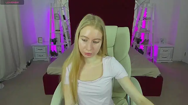 Snapshot of Alina_Blonde chatting on 06-21-26, 05:35 Alina Blonde online show from 06-21-26, 05:35