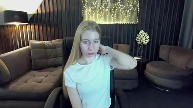 Snapshot of Alina_Blonde chatting on 05-10-26, 05:33 Alina Blonde online show from 05-10-26, 05:33