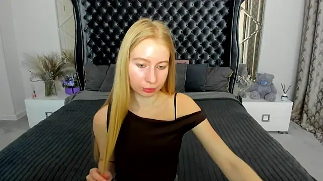 Snapshot of Alina_Blonde chatting on 05-28-26, 11:38 Alina Blonde online show from 05-28-26, 11:38