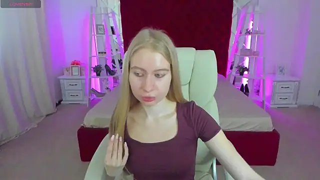 Snapshot of Alina_Blonde chatting on 07-11-26, 05:41 Alina Blonde online show from 07-11-26, 05:41