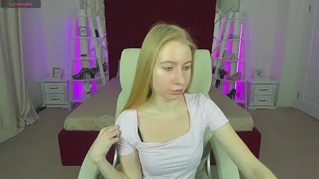 Snapshot of Alina_Blonde chatting on 05-17-26, 05:40 Alina Blonde online show from 05-17-26, 05:40