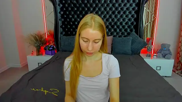 Snapshot of Alina_Blonde chatting on 07-04-26, 05:36 Alina Blonde online show from 07-04-26, 05:36