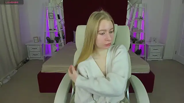 Snapshot of Alina_Blonde chatting on 04-23-26, 05:36 Alina Blonde online show from 04-23-26, 05:36