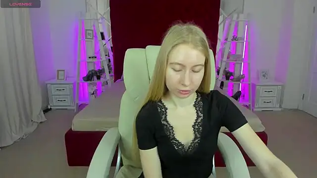 Snapshot of Alina_Blonde chatting on 05-09-26, 05:33 Alina Blonde online show from 05-09-26, 05:33