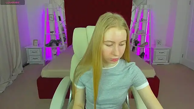 Snapshot of Alina_Blonde chatting on 05-14-26, 05:37 Alina Blonde online show from 05-14-26, 05:37