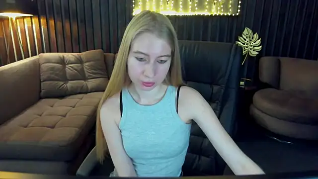 Snapshot of Alina_Blonde chatting on 06-06-26, 05:34 Alina Blonde online show from 06-06-26, 05:34