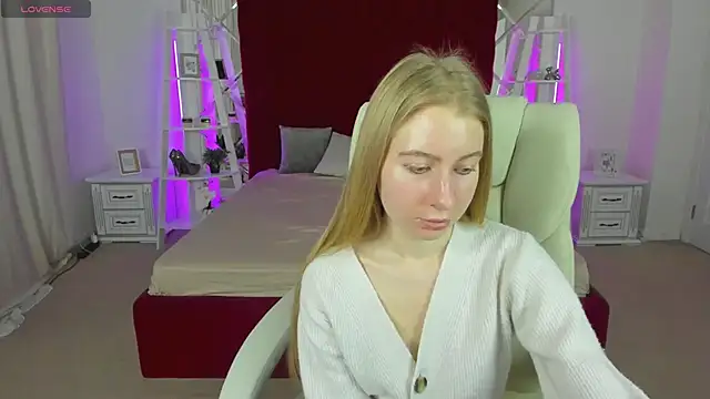 Snapshot of Alina_Blonde chatting on 04-23-26, 12:29 Alina Blonde online show from 04-23-26, 12:29