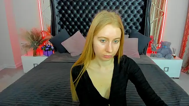 Snapshot of Alina_Blonde chatting on 04-25-26, 01:41 Alina Blonde online show from 04-25-26, 01:41