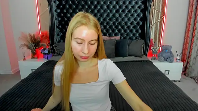 Snapshot of Alina_Blonde chatting on 06-04-26, 05:34 Alina Blonde online show from 06-04-26, 05:34